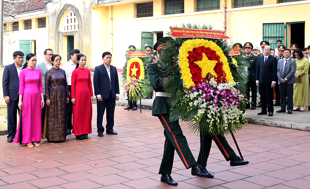 Đoàn đại biểu Đoàn Đại biểu Quốc hội và HĐND tỉnh viếng các chiến sĩ cách mạng đã hy sinh.